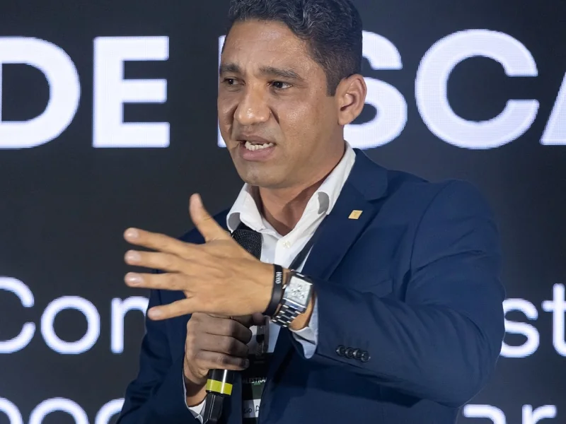 Lucio explicando