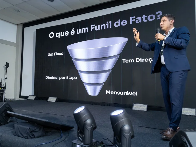 Lucio com slide funil